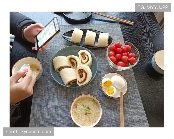 泰森·富里又发早餐照，桌上进口鱼子酱堆成小山，我的外卖还在路上